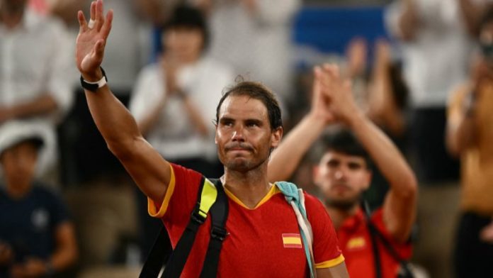 El español Rafael Nadal se despide después de que él y Carlos Alcaraz perdieran ante los estadounidenses Austin Krajicek y Rajeev Ram.