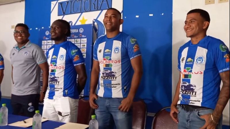 Héctor Aranda, José Mendoza y Selvin Guevara ya lucen la camisa del Victoria.