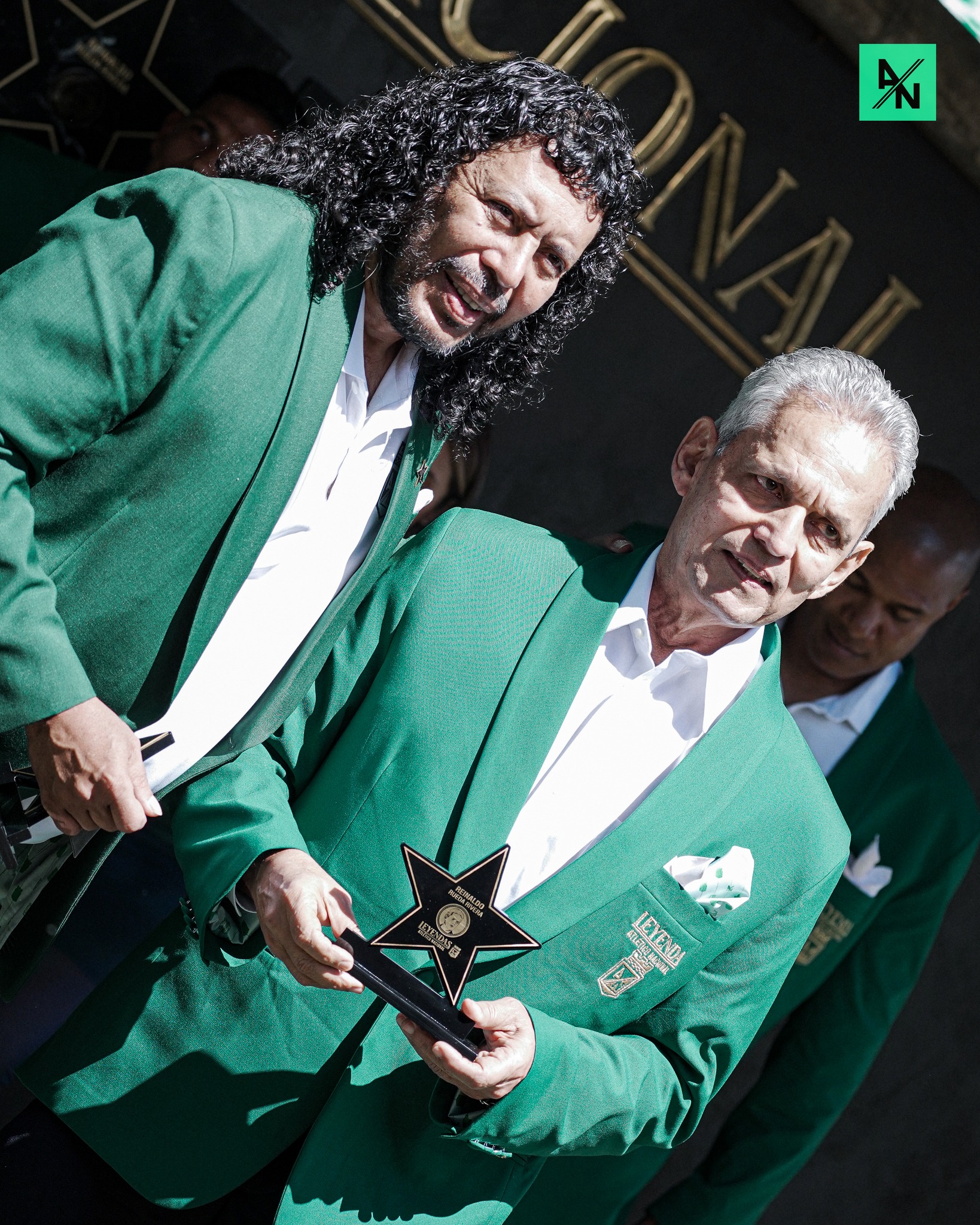 El doctor Reinaldo Rueda aparece junto al ex portero colombiano, René Higuita.