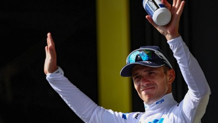 El ciclista belga Remco Evenepoel, del equipo Soudal Quick-Step, celebra en el podio con el maillot blanco de mejor ciclista joven tras la 15ª etapa de la 111ª edición del Tour de Francia.