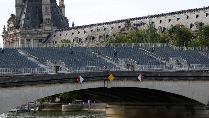 Los trabajadores inspeccionan las gradas de los espectadores en el Pont du Carrousel sobre el río Sena.