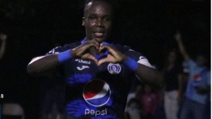 Rubilio Castillo anotó el primer gol de Motagua en su victoria sobre Municipal de Guatemala.