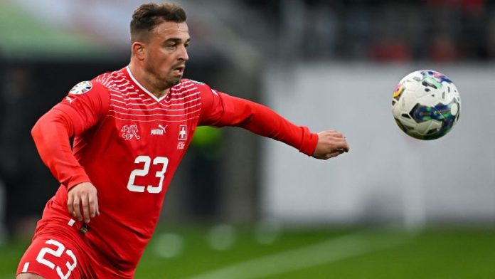 El centrocampista suizo, Xherdan Shaqiri, controla el balón durante un partido de su selección.