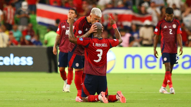 Los defensores costarricenses, Francisco Calvo y Jeyland Mitchell celebran después de derrotar a Paraguay por 2-1.