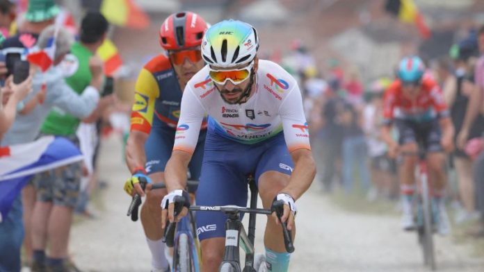 El ciclista francés Anthony Turgis del equipo TotalEnergies pedalea por un sector de grava "Chemin Blanc" (camino blanco) durante la 9ª etapa de la 111ª edición del Tour de Francia.