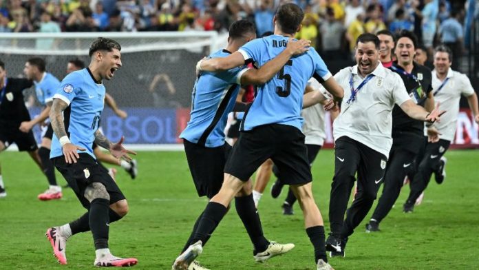 El técnico de Uruguay, Marcelo Bielsa, tiene un rompecabezas que armar en defensa para enfrentar a Colombia.