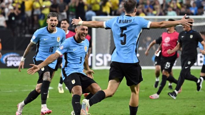 El mediocampista uruguayo Manuel Ugarte celebra después de anotar en la tanda de penales.