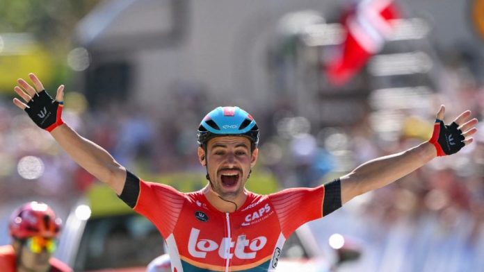 El ciclista belga del equipo Lotto Dstny, Victor Campenaerts, llega a la meta para ganar la 18ª etapa de la 111ª edición del Tour de Francia.