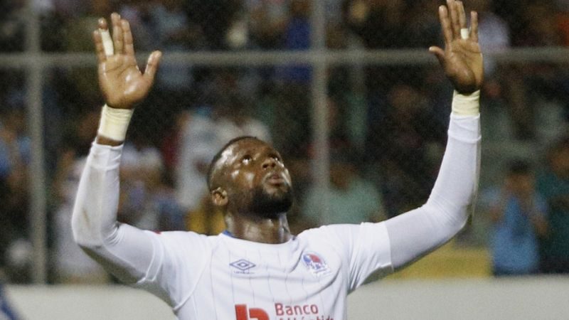 Yustin Arboleda anotó, desde el punto penal, el primer gol de Olimpia frente a Génesis Comayagua.