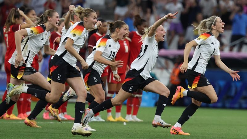 Las jugadoras de Alemania celebran su victoria tras la tanda de penaltis en el partido de cuartos de final de fútbol femenino frente a Canadá.