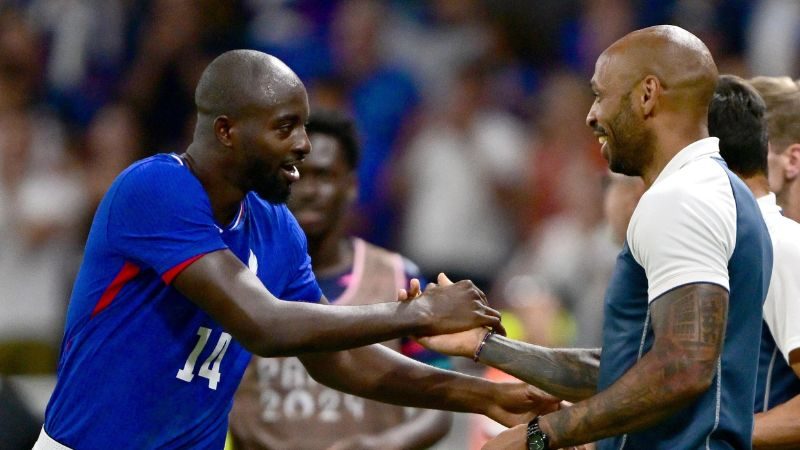 Alexandre Lacazette y Thierry Henry conforman la dupla perfecta de la selección francesa.