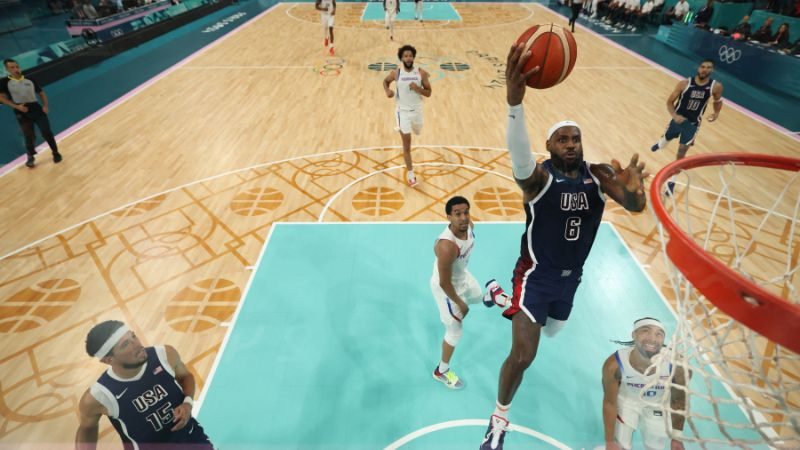 LeBron James intenta una volcada en el partido frente a Puerto Rico, por los Juegos Olímpicos de París 2024.