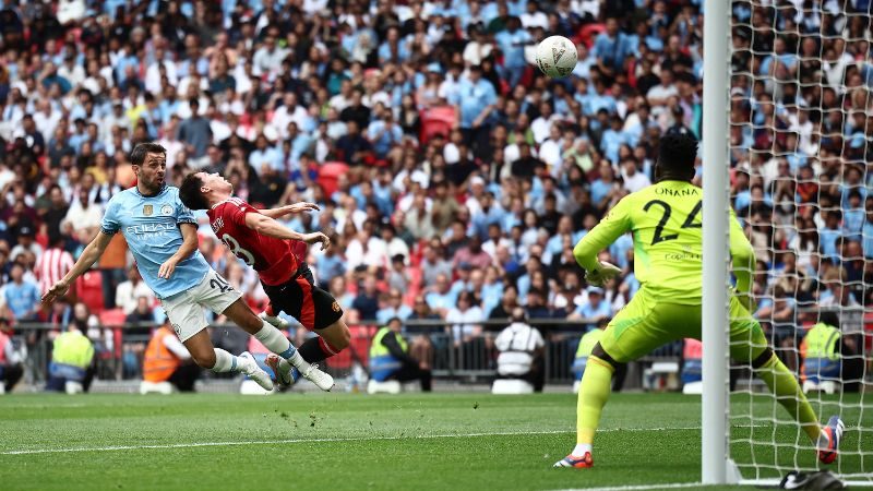 El centrocampista portugués del Manchester City, Bernardo Silva, marca el gol del empate durante el partido de la FA Community Shield contra el Manchester United.