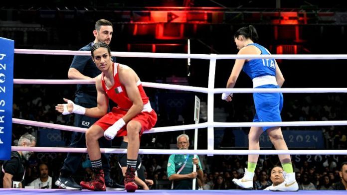 Imane Khelif de Argelia (en rojo) y Angela Carini de Italia salen después de su combate de boxeo preliminar de octavos de final de la categoría de 66 kg femenino durante los Juegos Olímpicos de París 2024.