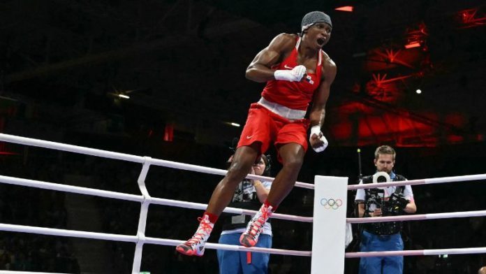 La panameña Atheyna Bibeichi Bylon reacciona después de vencer a la polaca Elzbieta Wojcik en el combate de boxeo de cuartos de final de 75 kg femenino.