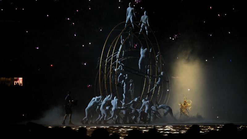 Bailarines actúan durante la ceremonia de clausura de los Juegos Olímpicos de París 2024 en el Stade de France.