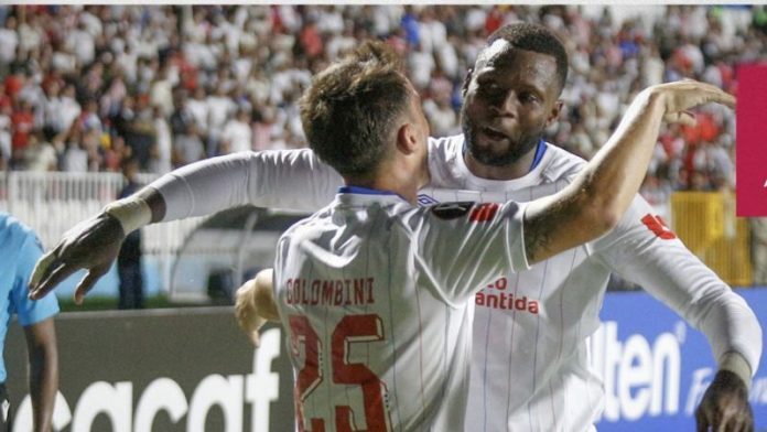 Ignacio Colombini y Yustin Arboleda celebran el segundo gol de Olimpia sobre el CAI de Panamá.