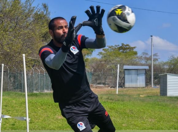 Édrick Menjívar Olimpia Águila