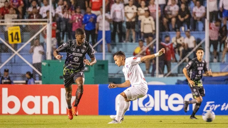 El mediocampista olimpista, Edwin Rodríguez, no estuvo fino en el partido contra Antigua.