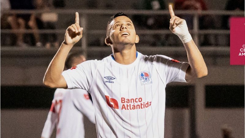 Edwin Rodríguez celebra el tercer gol de Olimpia sobre el Port Layola.