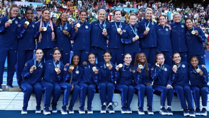 Las medallistas de oro de Estados Unidos posan en el podio después del partido final contra Brasil.