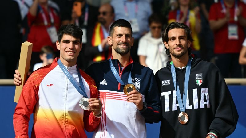 Los medallistas, español Carlos Alcaraz, plata; el serbio Novak Djokovic, oro, y el italiano Lorenzo Musetti, bronce.