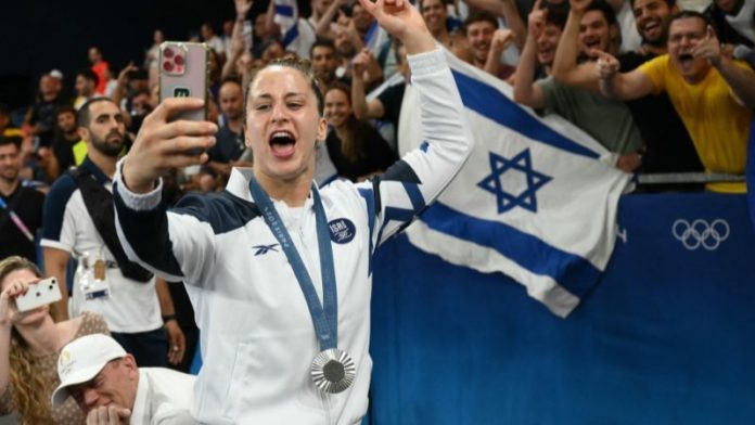 La medallista de plata Inbar Lanir de Israel celebra después del podio de la pelea por la medalla de oro de judo femenino de -78 kg de los Juegos Olímpicos de París 2024