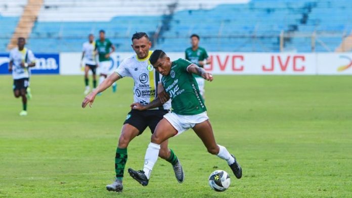 Iván "Chino" López anotó el gol que tiene ganando a Marathón sobre Juticalpa FC.