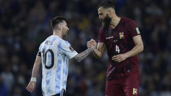 En esta foto de archivo, el venezolano, Jhon Chancellor, saluda al astro argentino, Lionel Messi.