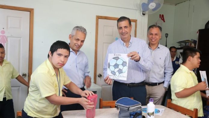 El presidente de la FFH, Jorge Salomón; el seleccionador, Reinaldo Rueda, y el secretario general, José Ernesto Mejía, visitaron este jueves el Instituto Psicopedagógico Juana Leclerc.