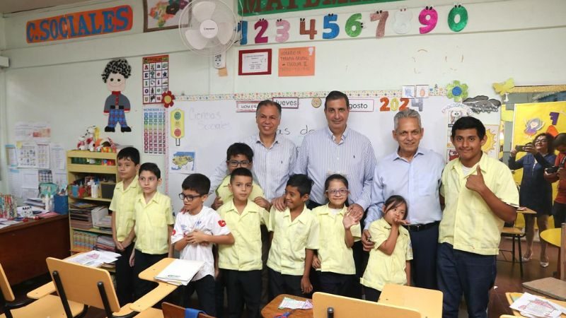 Los pequeños de la Juana Leclerc se mostraron felices con las autoridades deportivas y el seleccionador nacional, Reinaldo Rueda.