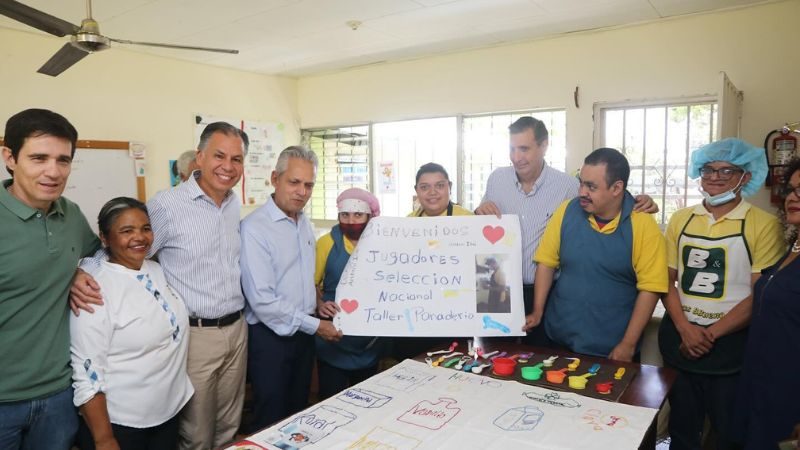 Los pequeños del Instituto Psicopedagógico Juana Leclerc elaboraron un mural en alusión a la Selección Nacional.