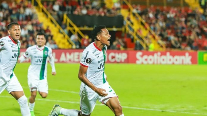 El defensa Kenny Bodden anotó el primer gol de Marathón contra la Liga Deportiva Alajuelense.