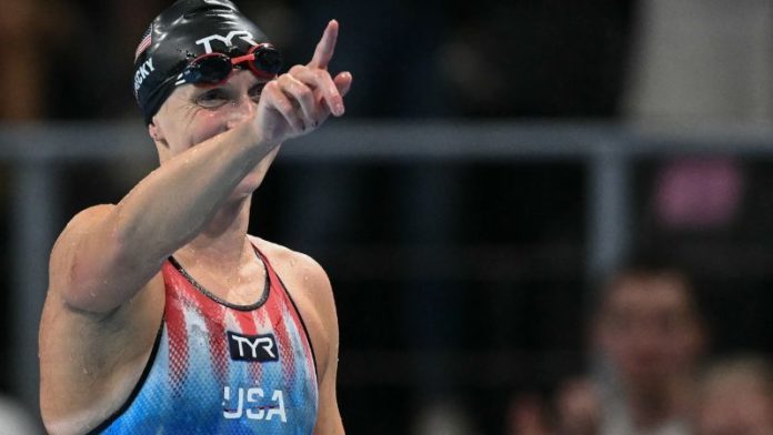 La estadounidense Katie Ledecky celebra después de ganar la final de la prueba de natación estilo libre femenina de 800 m durante los Juegos Olímpicos de París 2024.