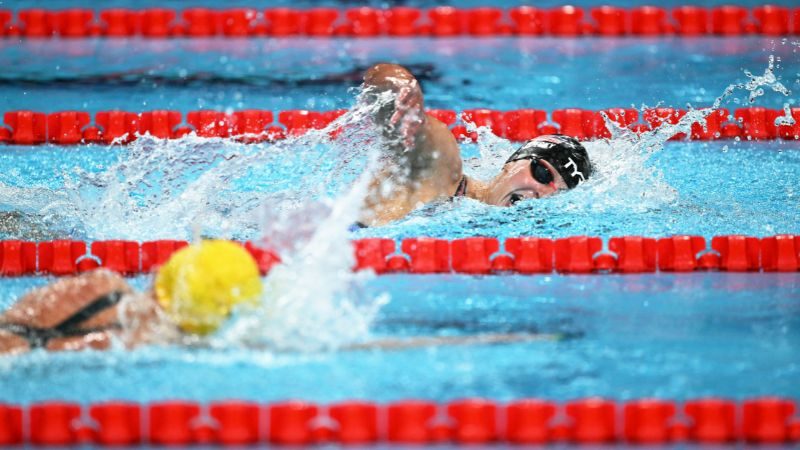 La estadounidense Katie Ledecky compite en la final de natación femenina de 800 m libre durante los Juegos Olímpicos de París 2024.