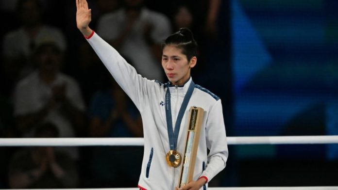 La medallista de oro taiwanesa Lin Yu-ting celebra en el podio durante la ceremonia de entrega de medallas de la categoría final de boxeo femenino de 57 kg.