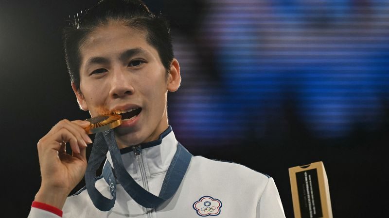 La taiwanesa Lin Yu-ting muerde la presea dorada que ganó en boxeo de los Juegos Olímpicos de París 2024.