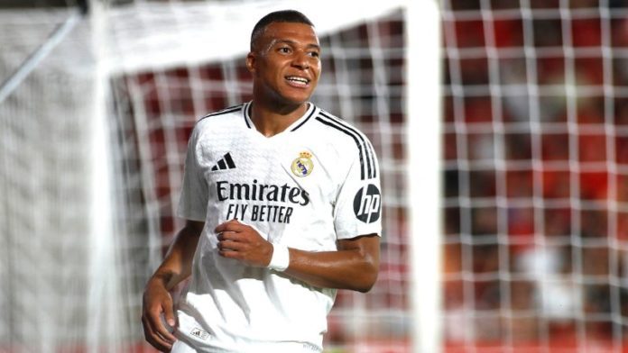 El delantero francés del Real Madrid, Kylian Mbappé, sonríe durante el partido de la liga española entre el RCD Mallorca.