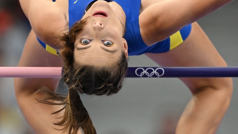 La ucraniana Yaroslava Mahuchikh compite en la final de salto de altura femenino.