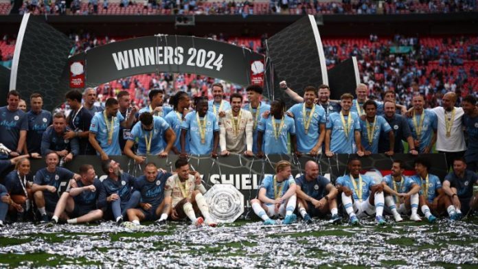 Los jugadores del Manchester City celebran la obtención del Community Shield.