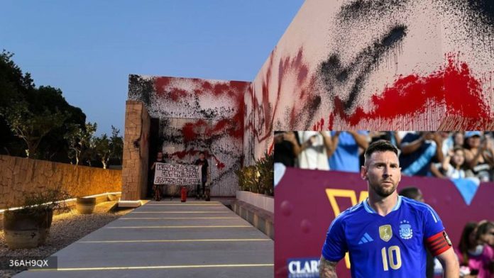 Grupo activista Futuro Vegetal pinta con colores rojo y negro la mansión de Lionel Messi en Ibiza.