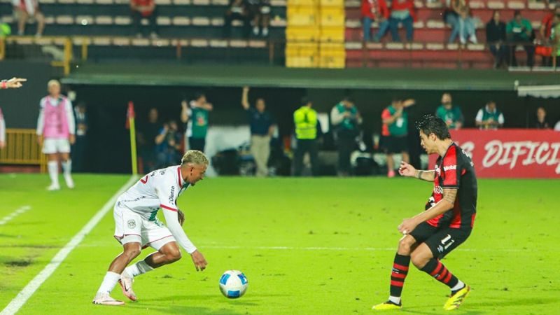 Alexy Vega enfrenta al goleador de los "manudos", Diego Campos.