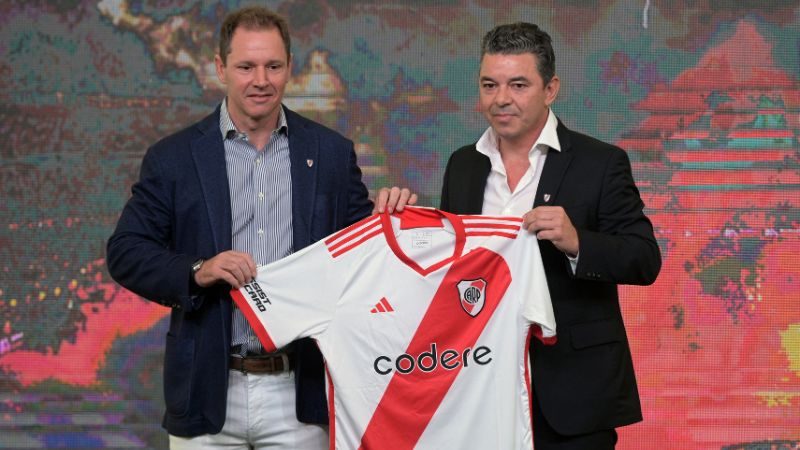 El entrenador argentino Marcelo Gallardo posa junto al presidente de River Plate, Jorge Brito.