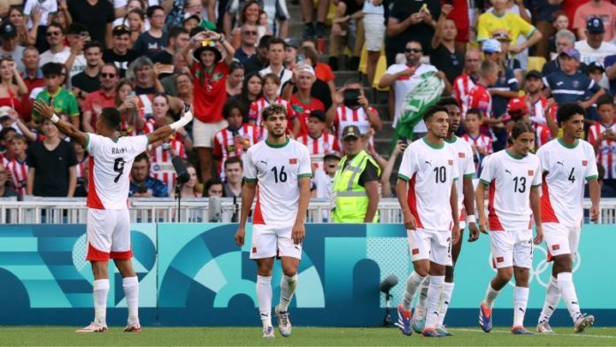 El delantero marroquí, Soufiane Rahimi, celebra frente a los fanáticos después de anotar el cuarto gol de su equipo frente a Egipto.