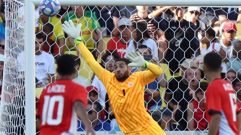 El portero egipcio, Hamza Alaa, concede el sexto gol anotado por el defensor marroquí Achraf Hakimi.