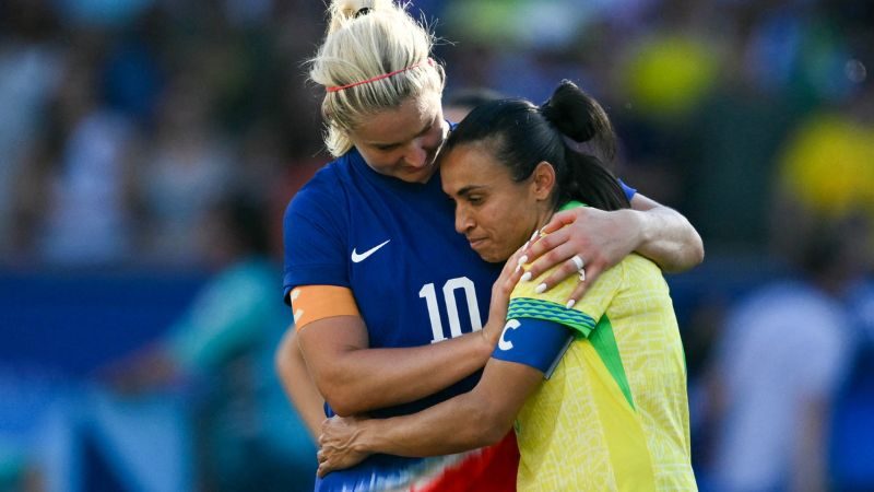 La centrocampista estadounidense Lindsey Horan consuela a la delantera brasileña Marta.