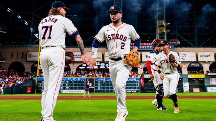 El hondureño Mauricio Dubón (14), de los Astros de Houston, al final del juego contra los Piratas.