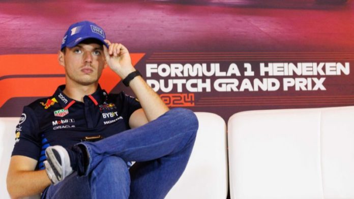 El piloto holandés de Red Bull Racing, Max Verstappen, observa durante una conferencia de prensa antes de la carrera del Gran Premio de Fórmula Uno en el Circuito de Zandvoort, en el oeste de los Países Bajos.