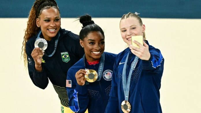 (De izquierda a derecha) La brasileña Rebeca Andrade (plata), y las estadounidenses Simone Biles (oro) y Jade Carey (bronce).