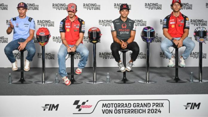 Marc Márquez, piloto español del Gresini Racing de MotoGP; Francesco Bagnaia, italiano del Ducati Lenovo Team; Jorge Martín, español del Prima Pramac Racing; y Enea Bastianini, italiano del Ducati Lenovo Team, asisten a una conferencia de prensa.